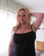 Chubby mature slut playing with herself